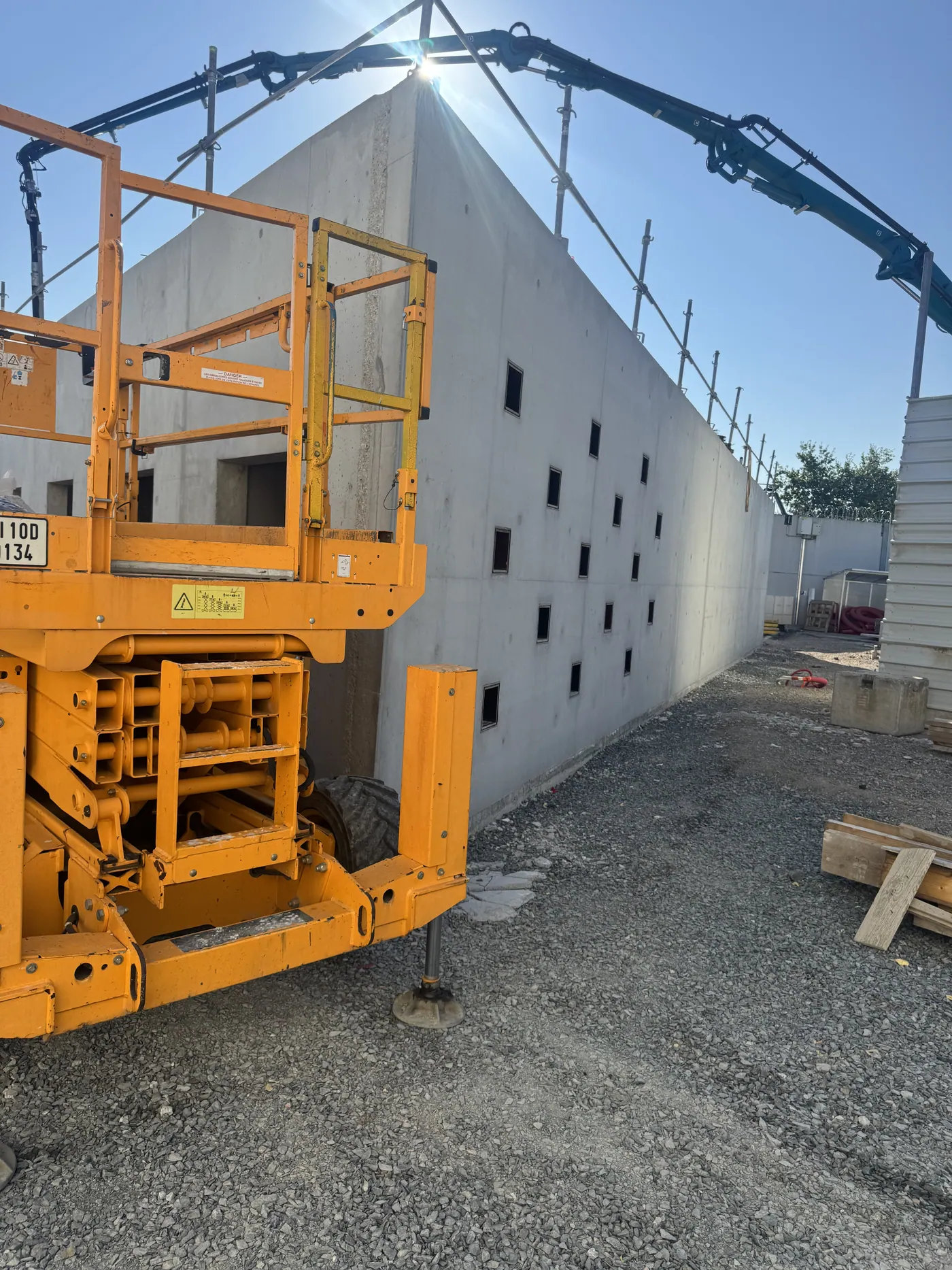 Rénovation et finitions de façades, préparation des supports et travaux extérieurs adaptés au bâtiment.