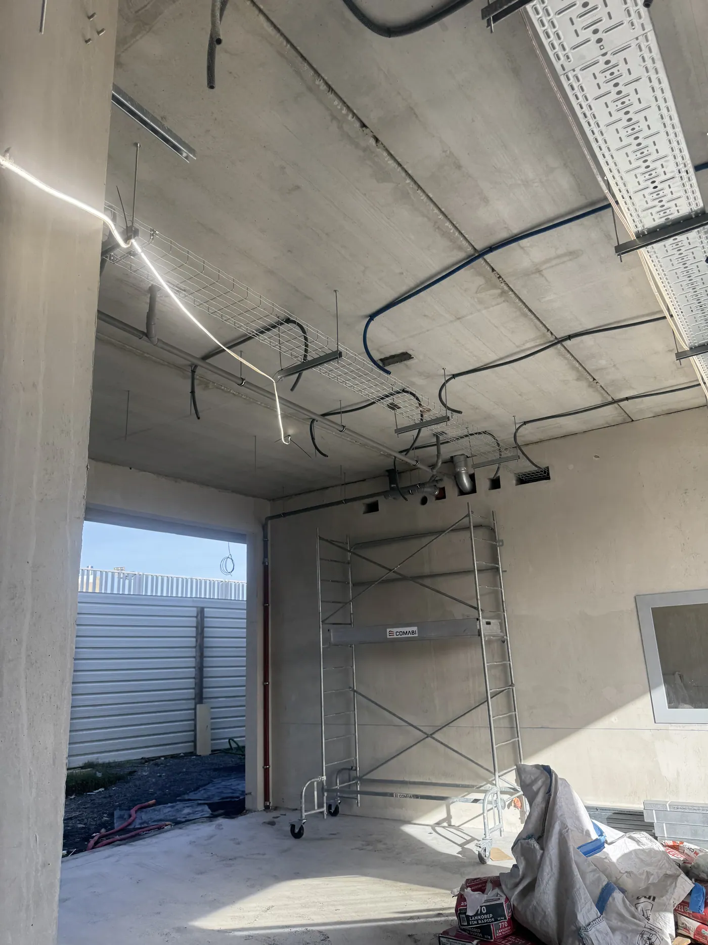 Plafonds en plaques de plâtre, plafonds suspendus et dalles pour logements et locaux professionnels.