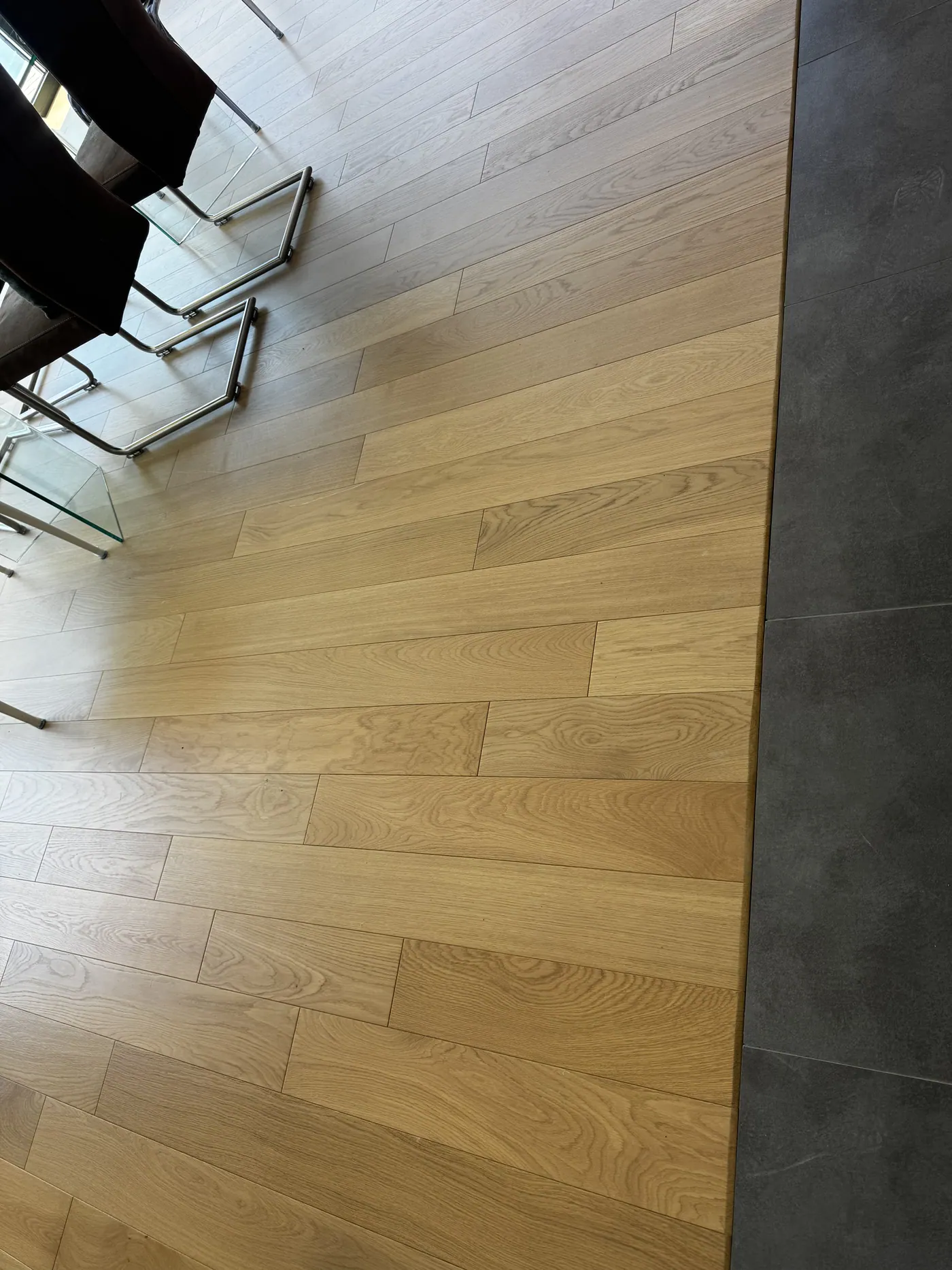 Carrelage, faïence, parquet et autres revêtements selon les besoins et les caractéristiques du chantier.